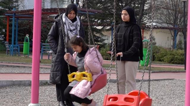 منى الشرفي مع ابنتيها في الحديقة