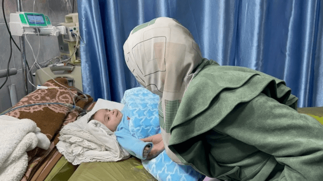 امرأة وطفل رضيع