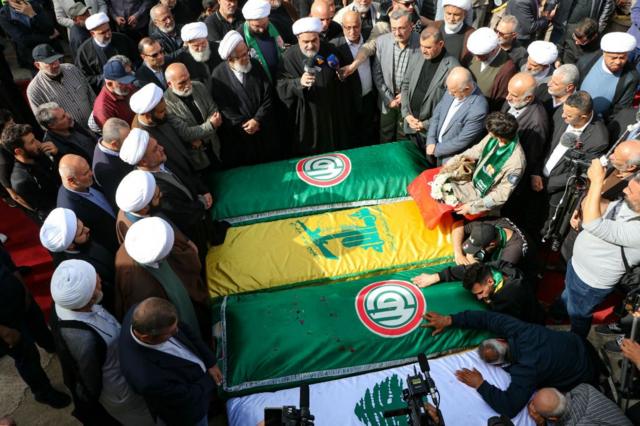 صورة بتاريخ 28 مارس/آذار لمشيعين ورجال دين شيعة يحيطون بنعوش أربعة أشخاص قتلوا في غارة إسرائيلية ليلاً على بلدة الناقورة الحدودية بجنوب لبنان.