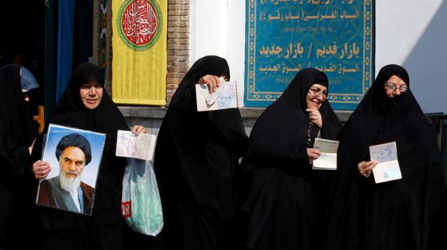 إيرانيات خلال عملية الاقتراع في الانتخابات
