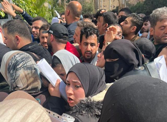 الناس يتجمعون خارج مكاتب هالة في القاهرة