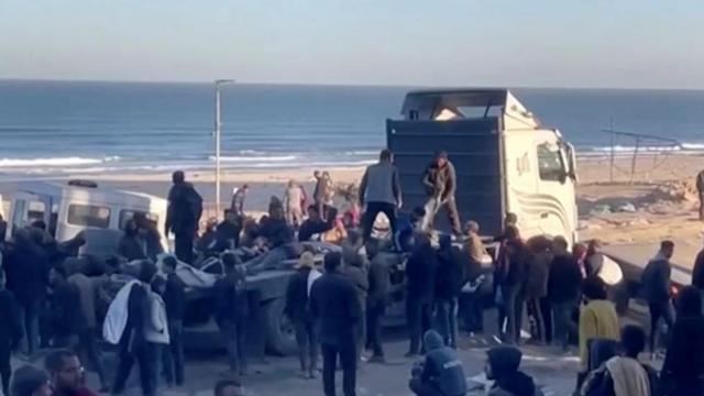 فلسطينيون سقطوا ضحايا أثناء محاولتهم الوصول ظهر الخميس (29 فبراير/شباط) إلى مساعدات إنسانية كانوا بأمسّ الحاجة إليها.