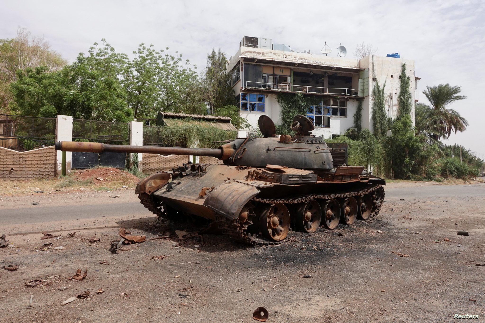 الحرب-تحطم-آمال-شباب-السودان.-“لكن-شعلة-الثورة-لاتزال-في-القلوب”