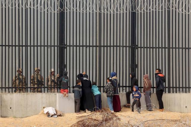 شددت مصر من إجراءتها الأمنية على طول الحدود تحسبا لنزوح الفلسطينيين للأراضي الفلسطينية