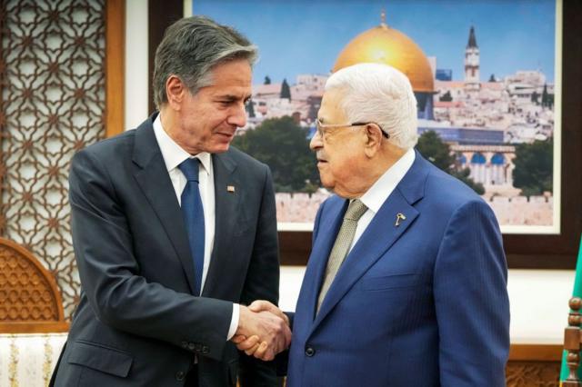 وزير الخارجية الأمريكي أنتوني بلينكن (يسار) الرئيس الفلسطيني محمود عباس في مدينة رام الله بالضفة الغربية المحتلة في 7 فبراير 2024