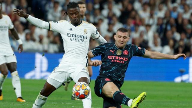لاعبا ريال مدريد ومانشستر سيتي يحاولون الحصول على الكرة