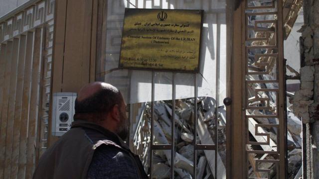 مبنى القنصلية المحترق يلاصق مبنى السفارة