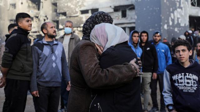 بعض من لجأوا إلى منطقة المستشفى وبعض من كانوا به