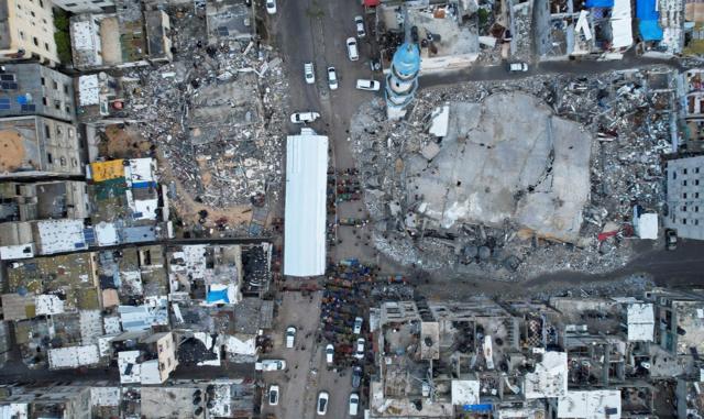 فلسطينيون يؤدون صلاة عيد الفطر على أنقاض مسجد الفاروق في رفح بجنوب قطاع غزة