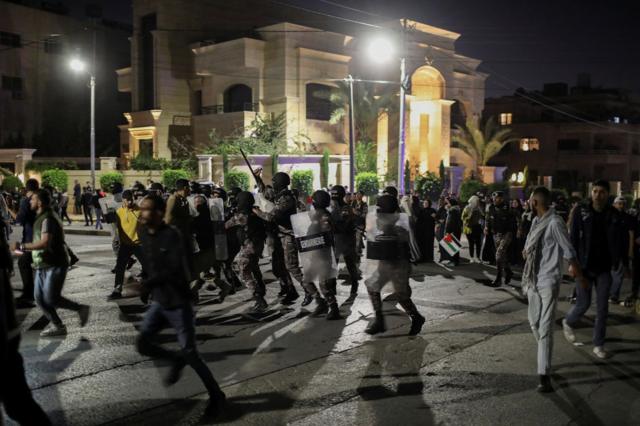 متضامن مع غزة خلال مظاهرة في عمان
