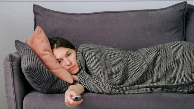 امرأة تنام على أريكة