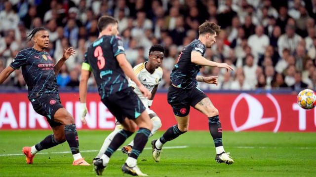 لاعبو مانشستر سيتي يحاولون إيقاف مهاجم ريال مدريد