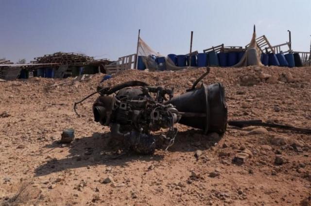 بقايا صاروخ معزز، وفقاً للسلطات الإسرائيلية، بعد أن أطلقت إيران طائرات بدون طيار وصواريخ باتجاه إسرائيل في 14 أبريل/نيسان 2024