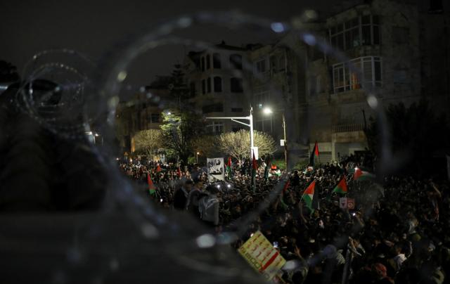 تظاهرة داعمة للفلسطينيين في غزة، وسط الصراع المستمر بين إسرائيل وحركة حماس الفلسطينية، بالقرب من السفارة الإسرائيلية في عمان، الأردن