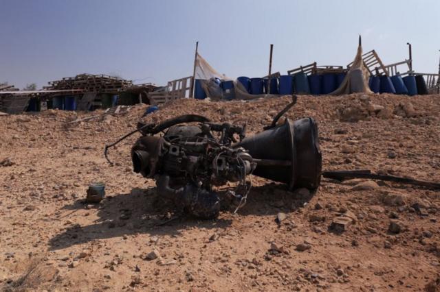 بقايا صاروخ معزز، وفقاً للسلطات الإسرائيلية، بعد أن أطلقت إيران طائرات بدون طيار وصواريخ باتجاه إسرائيل في 14 أبريل/نيسان 2024