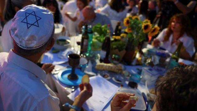 عائلات الرهائن الإسرائيليين المحتجزين في غزة أثناء عيد الفصح.