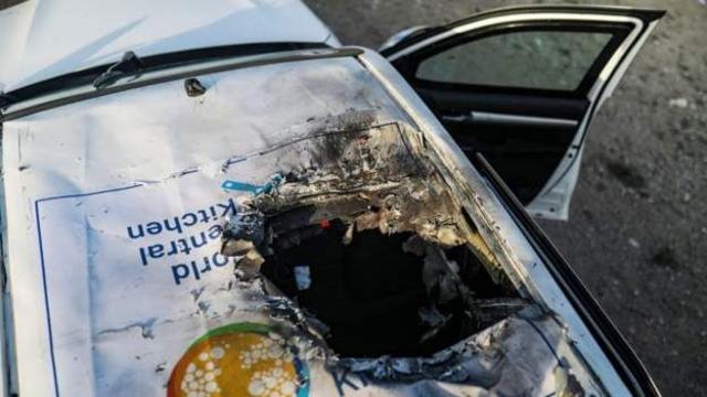 إحدى مركبات المطبخ المركزي العالمي وقد دمرت في غارة جوية إسرائيلية على وسط غزة