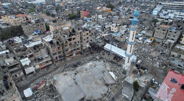 صورة بطائرة بدون طيار تظهر فلسطينيين يؤدون صلاة عيد الفطر على أنقاض مسجد الفاروق في رفح بجنوب قطاع غزة