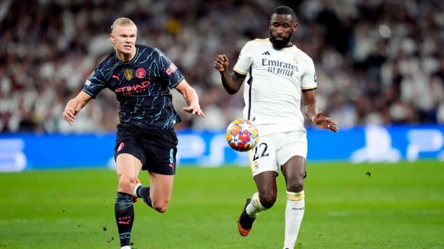 مدافع ريال مدريد أنتونيو روديغير بمواجهة مهاجم مانشستر سيتي إيرلنغ هالاند