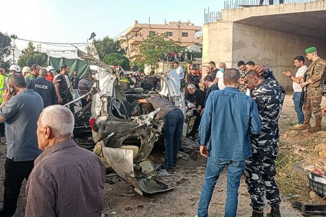 جنود الجيش اللبناني يتجمعون حول سيارة بعد أن تعرضت لضربة إسرائيلية، أسفرت عن مقتل مسؤول في حركة حماس
