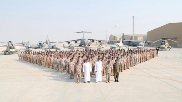 أمير قطر تميم بن حمد آل ثاني، يلتقط صورة مع الجنود كجزء من زيارتهم لمركز العمليات الجوية الأمريكية المشتركة في قطر في قاعدة العديد الجوية