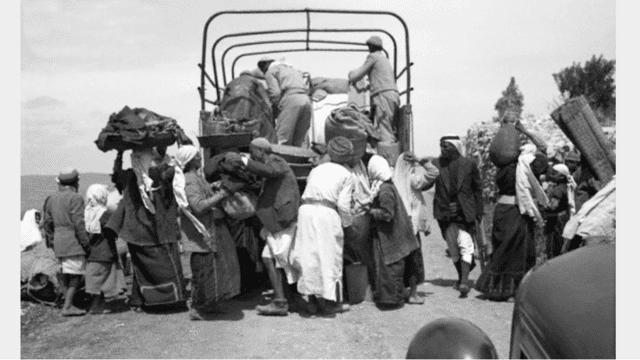 فلسطينيون يغادرون ديارهم