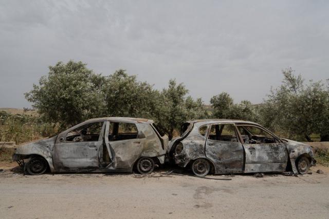 مركبات فلسطينية محترقة في بلدة المغير