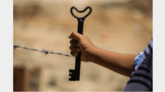 مفتاح بيد صبي فلسطيني