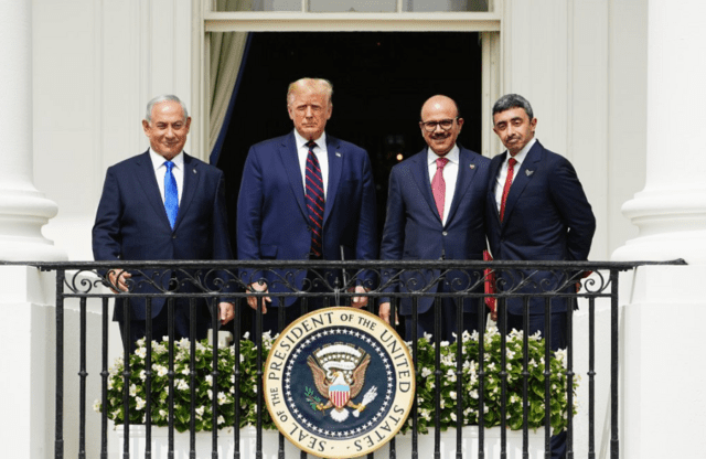 وزيرا خارجية الإمارات عبد الله بن زايد آل نهيان والبحرين خالد بن أحمد آل خليفة ورئيس الحكومة الإسرائيلية بنيامين نتنياهو مع الرئيس الأمريكي السابق دونالد ترامب خلال احتفال التوقيع على اتفاقية التطبيع في البيت الأبيض