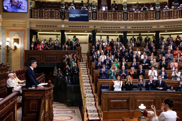 رئيس الوزراء الإسباني، بيدرو سانشيز يتلقى تصفيق زملائه أعضاء الحزب خلال جلسة عامة للبرلمان، في مدريد، إسبانيا، 22 مايو 2024.