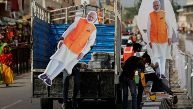 وجه مودي مألوف بشدة ويوجد في كل مكان وفي كل شارع بالهند