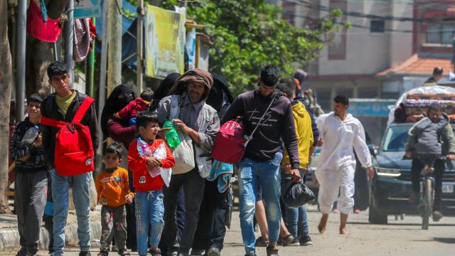 نازحون يفرون من الأجزاء الشرقية من رفح بعد أن بدأ الجيش الإسرائيلي في إجلاء المدنيين الفلسطينيين