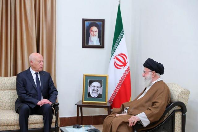 الرئيس التونسي قيس سعيّد يلتقي المرشد العام الإيراني علي خامنئي لتقديم واجب العزاء في أول زيارة له لإيران منذ توليه منصبه