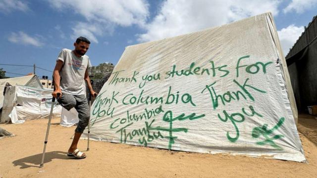 مخيم لاجئين فلسطينيين