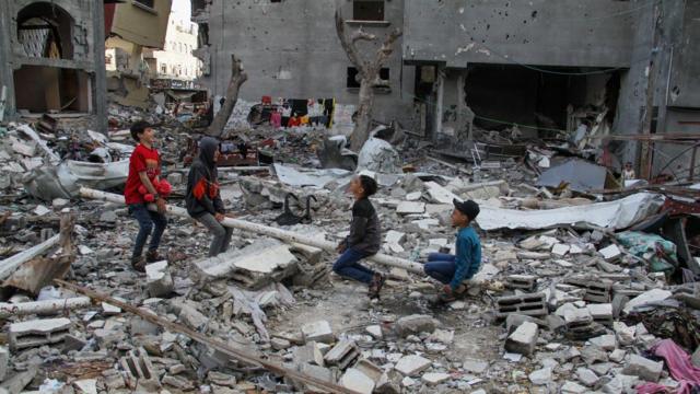 أطفال فلسطينيون يلعبون وسط الأنقاض في حديقة دمرت خلال الهجوم العسكري الإسرائيلي