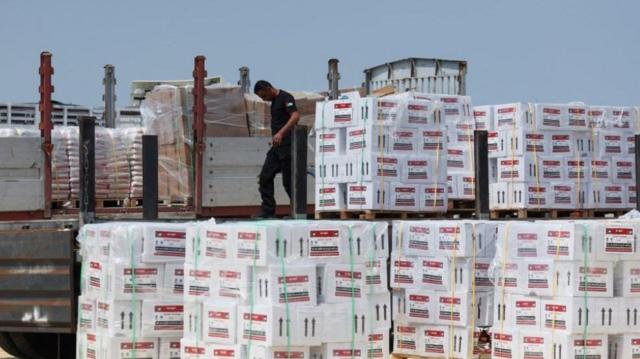 عامل يفرغ مساعدات إنسانية قرب معبر إيريز/بيت حانون، شمال قطاع غزة - 1 أيار/مايو 2024