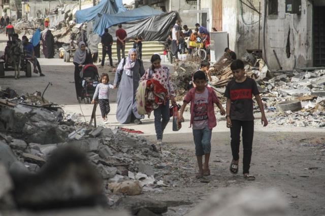 فلسطينيون من مخيم جباليا ينزحون مع ممتلكاتهم إلى المناطق التي يعتبرونها آمنة بعد أن طلب الجيش الإسرائيلي من الفلسطينيين مغادرة مواقعهم والانتقال إلى غرب مدينة غزة.
