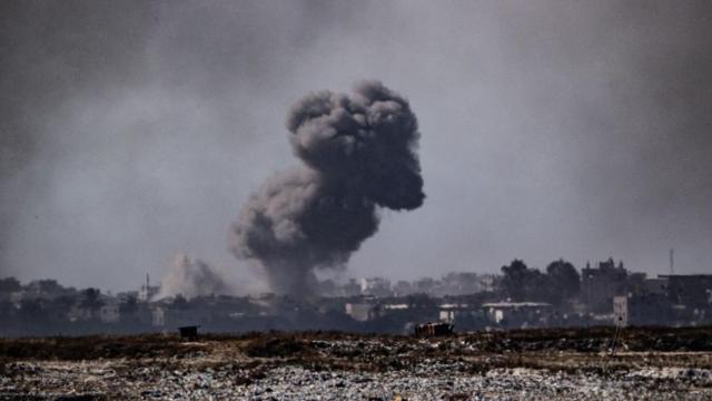 آثار غارة جوية إسرائيلية على مخيم جباليا للاجئين شمال قطاع غزة
