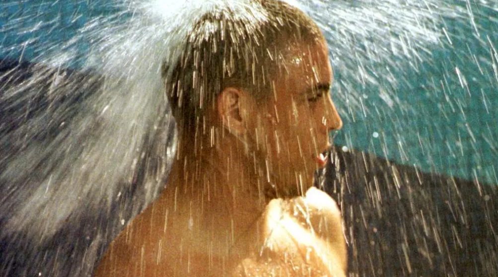 رونالدو يستحم بالقرب من مسبح AFP - -