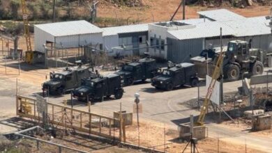 إسرائيل-تبدأ-نقل-سجناء-ومعتقلين-فلسطينيين-استعداداً-لتنفيذ-صفقة-التبادل-مع-حماس،-وأنباء-عن-استخدام-الشاباك-حق-النقض-ضد-الإفراج-عن-قرابة-100
