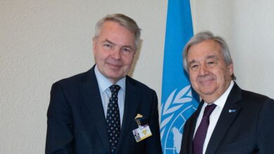 UN Photo/Jean Marc Ferré أرشيف: أمين عام الأمم المتحدة أنطونيو غوتيريش (يمين) ووزير خارجية فنلندا بيكا هافيستو