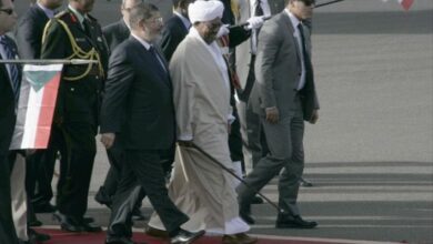 عمر البشير يستقبل محمد مرسي في السودان