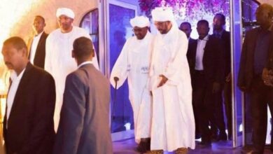 عبدالله يستقبل شقيقه عمر البشير