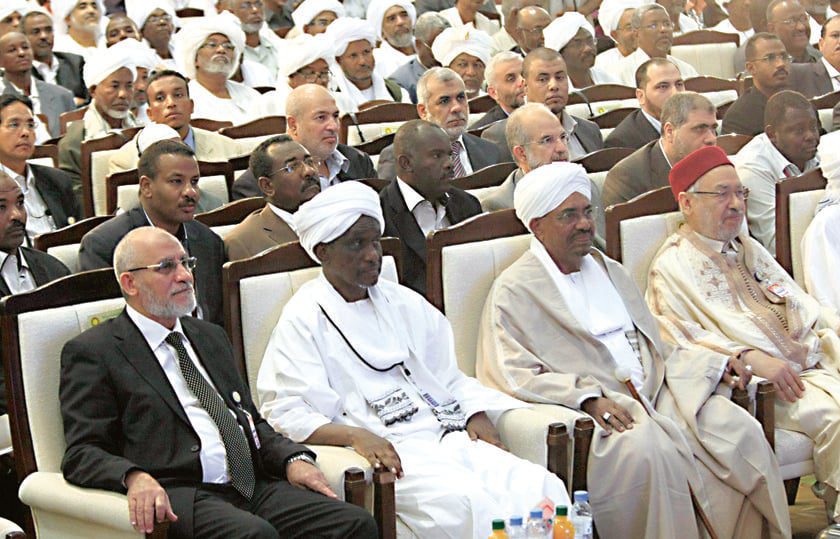 من اليمين: القرضاوي - البشير - علي عثمان - الغنوشي
