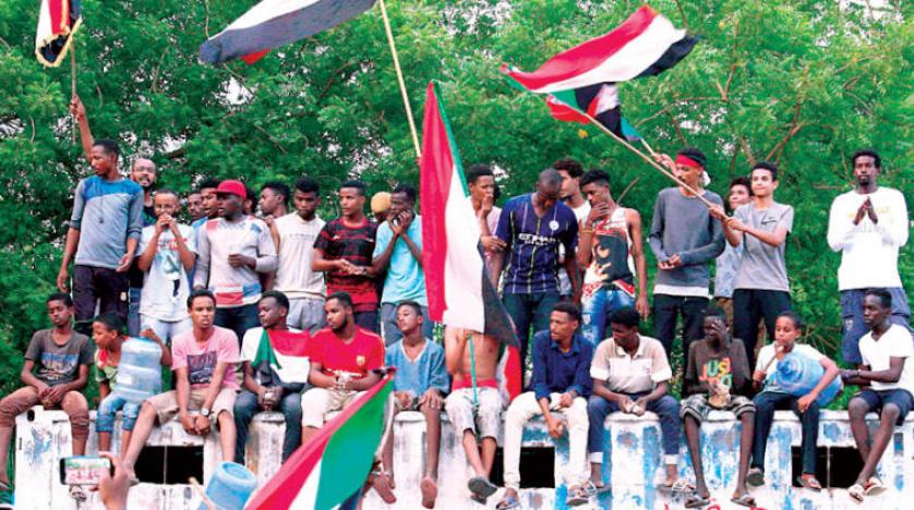 سودانيون يحتفلون بالاتفاق بين المجلس العسكري و«قوى الحرية والتغيير» في الخرطوم 3 اغسطس 2019م
