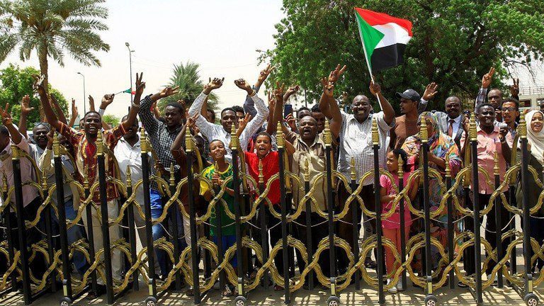 السودانيون يحتفلون