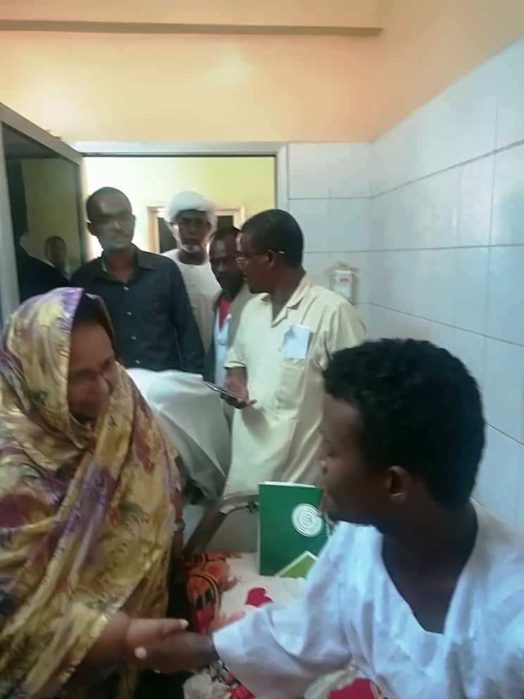 الدكتورة أمنه ضرار تعزي أسر ضحايا بورتسودان وتواسي الجرحي من الطرفين