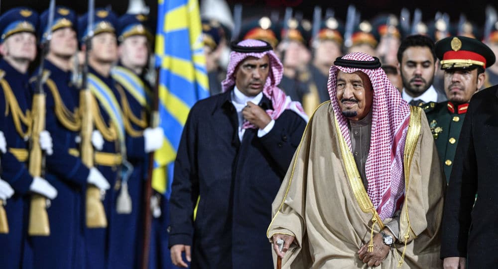 اللواء عبد العزيز بن بداح الفغم المطيري يسير خلف الملك سلمان بن عبد العزيز خلال زيارة إلى موسكو