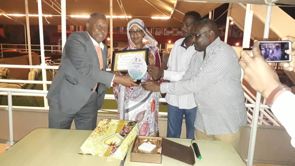 شبكة الصحفيين السودانيين تكرم الاستاذ عبدالرحمن الأمين