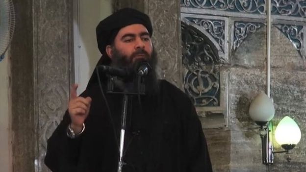 ابو بكر البغدادي عند اعلان الخلافة في 2014 في مسجد النوري